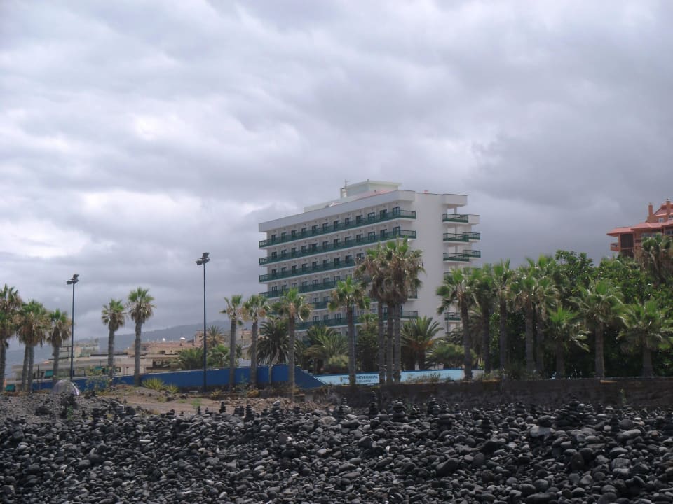 Вид на отель с пляжа Sol Puerto de la Cruz Tenerife