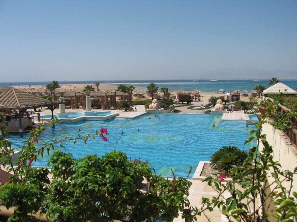 Blick über Pool zum Strand Hotel Sheraton Soma Bay Resort