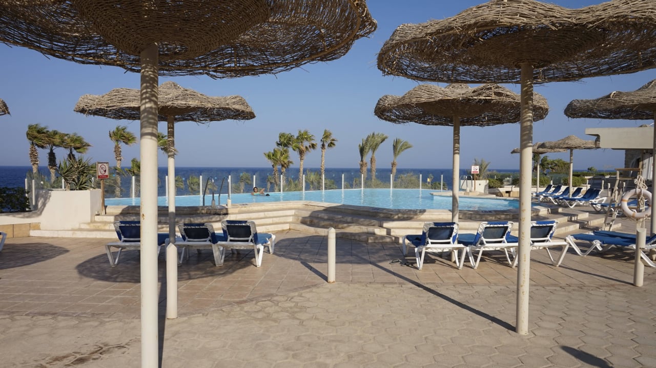 Sauberer Strand mit ausreichend Liegen und Sonnens Pickalbatros Citadel Resort