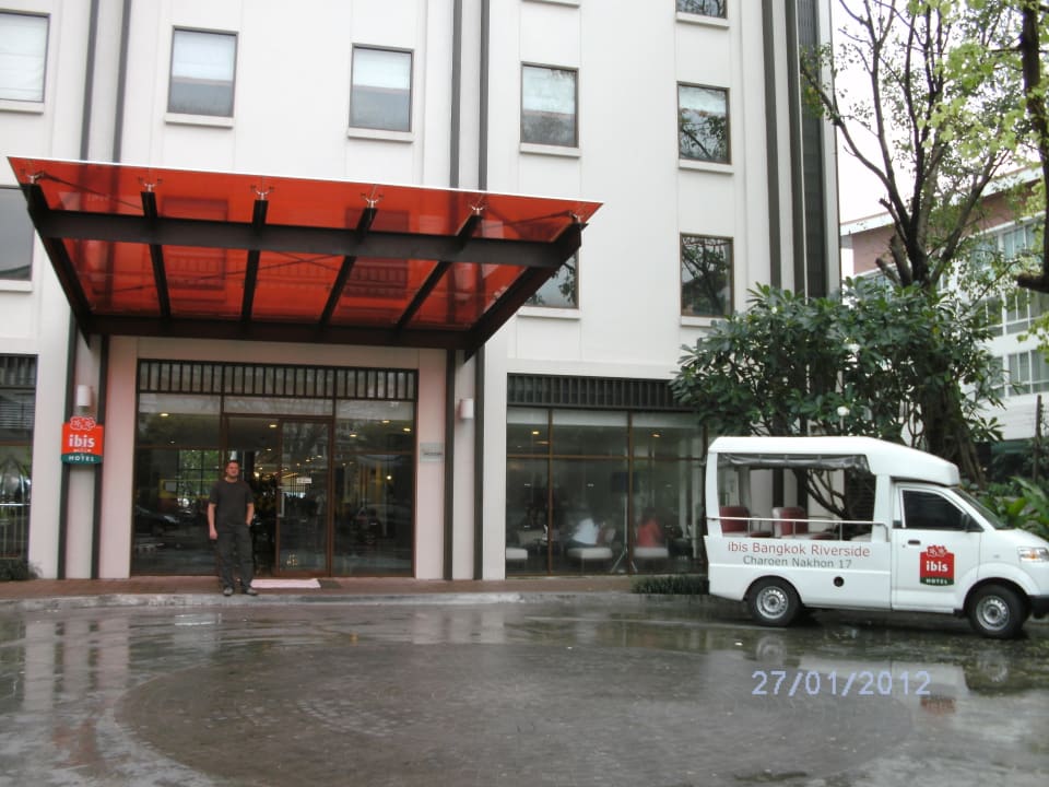 Hoteleingang ibis Hotel Bangkok Riverside