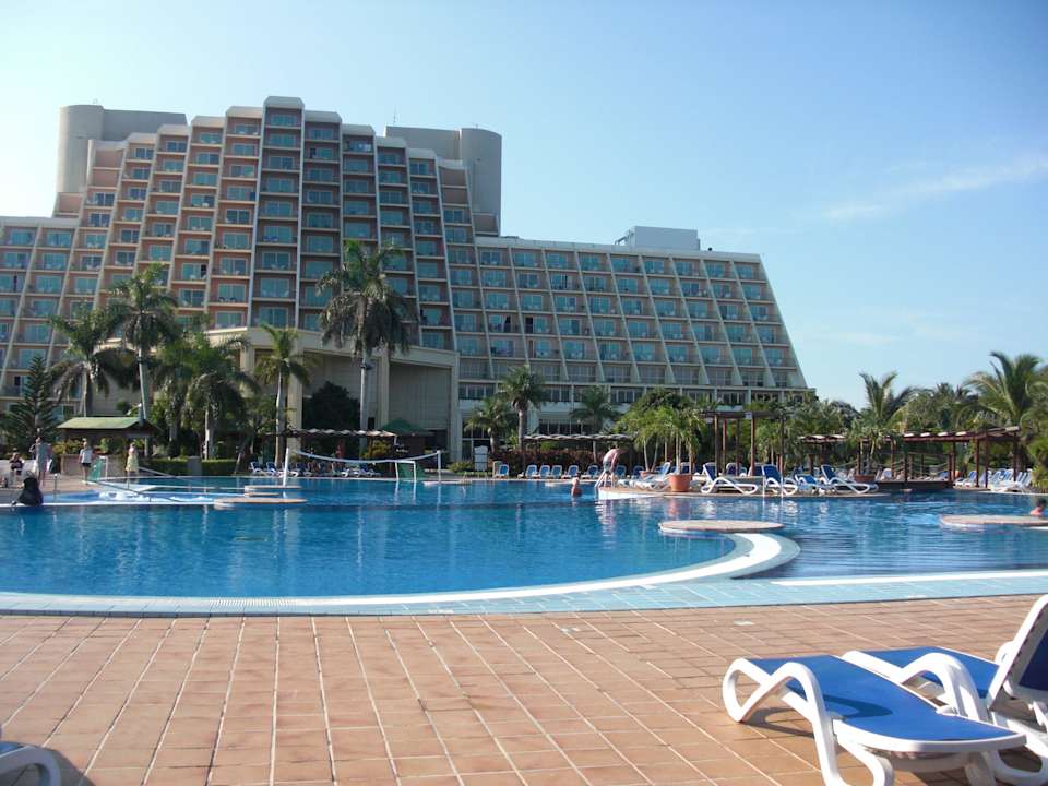 Blick vom Pooleingang aufs Hotel Blau varadero - Adults only