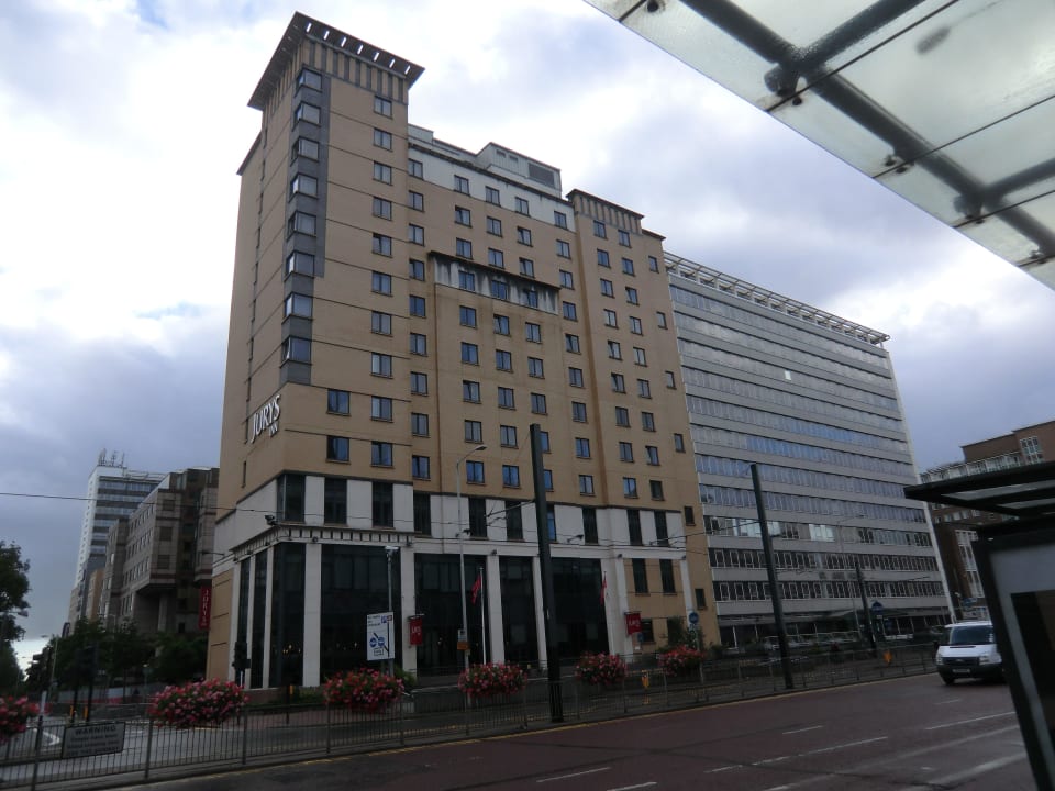 Von der Strasse aus Leonardo Hotel London Croydon