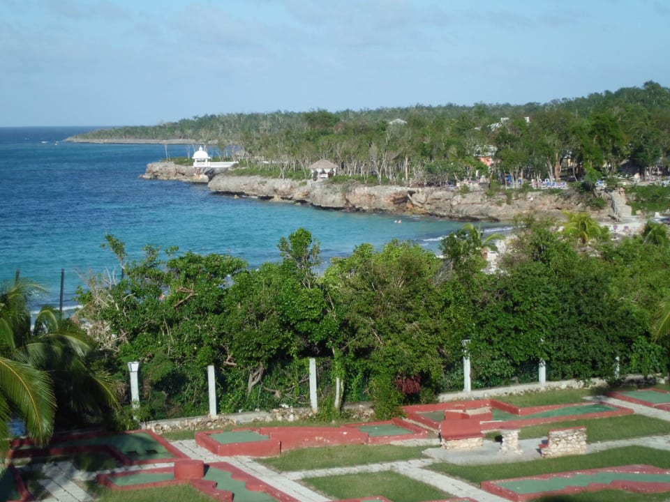 Minigolfanlage und Blick zur Nachbarhotelanlag Sol Rio De Luna y Mares