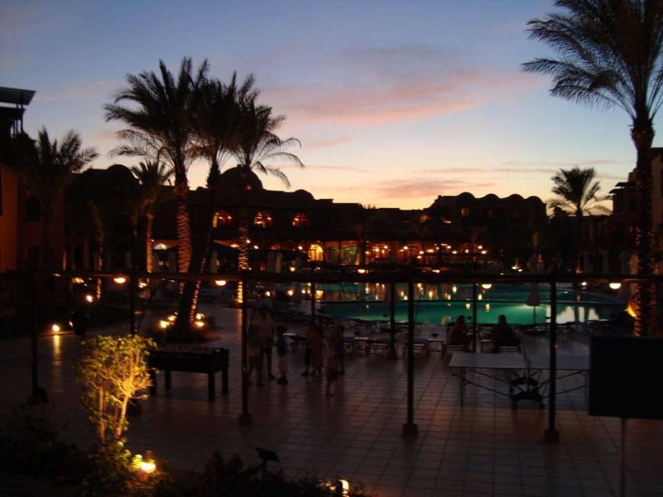 Pool am Abend Jaz Makadi Saraya Resort