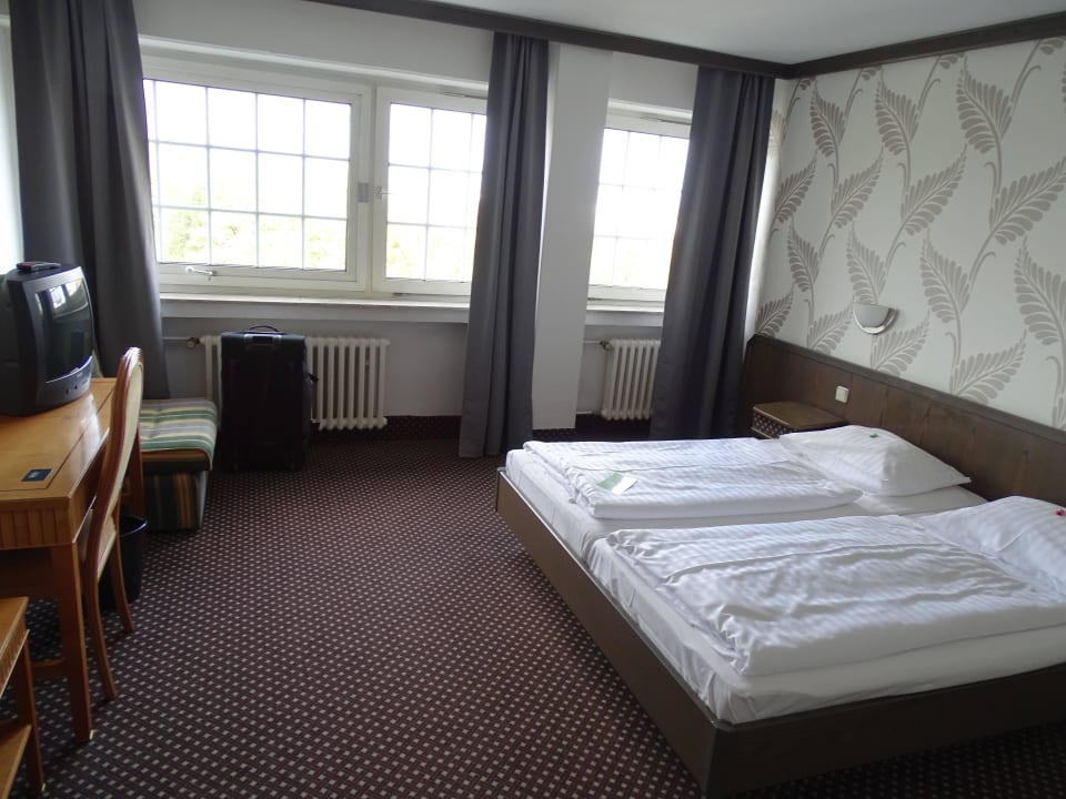 Zimmer mit RöhrenTV und schlechter Bildqualität Terminal Hotel Köln
