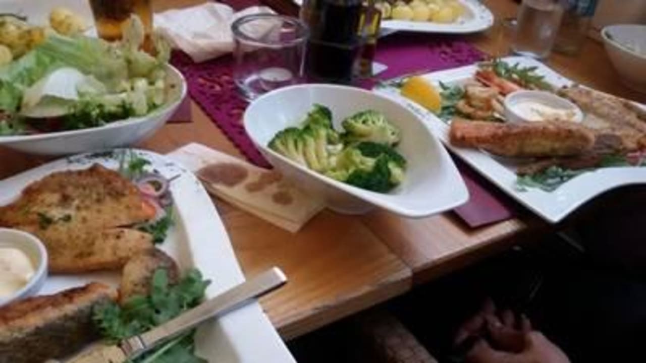 Essen im Restaurant sehr günstig Apartments Sun & Snow Plaża