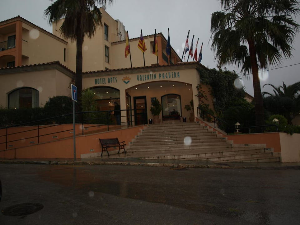 Vor dem Hoteleingang Valentin Somni Hotel & Suites