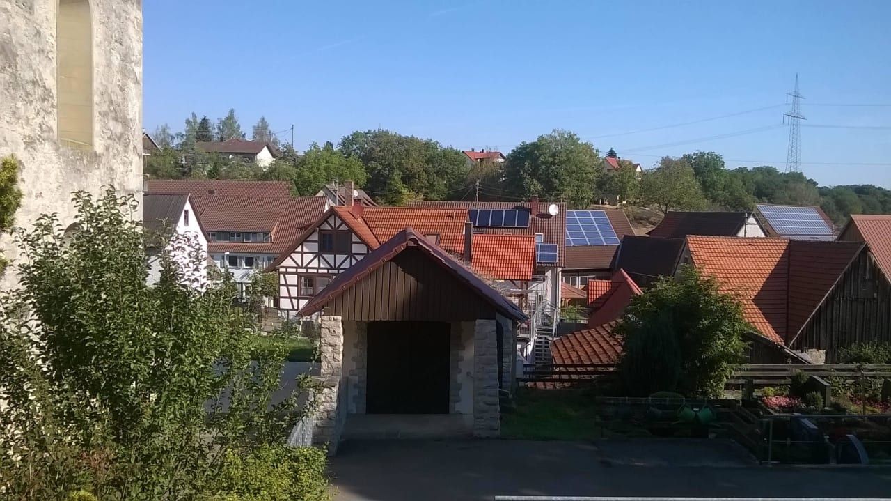 Kirche direkt gegenüber Haupthaus Landhotel Gasthof Krone
