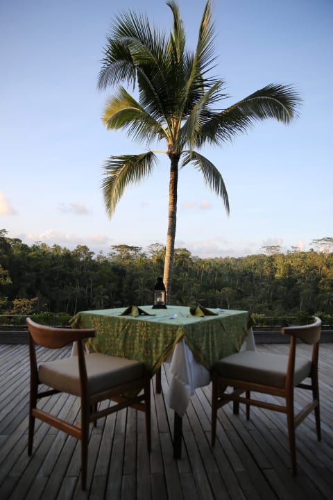Abendessen auf dem Dach  Komaneka At Tanggayuda