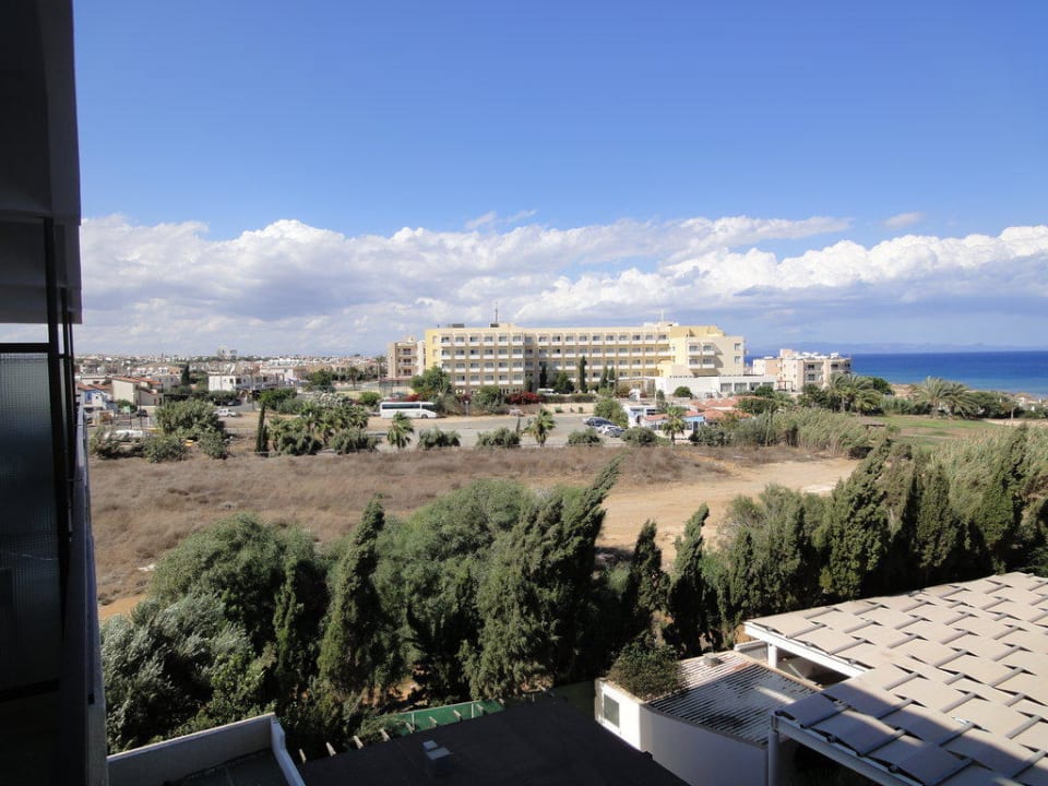 Blick zum Nachbarhotel Crystal Springs Beach Hotel