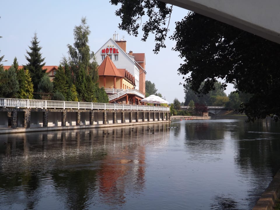 Blick von der nahegelegenen Brücke Hotel Nad Pisą