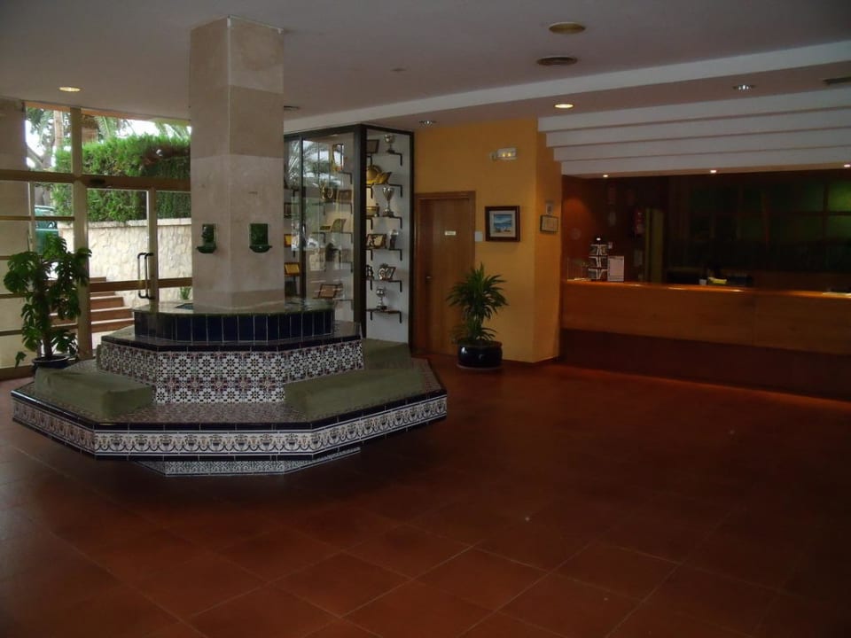 Hotellobby mit Rezeption Club Simó Hotel by Senator