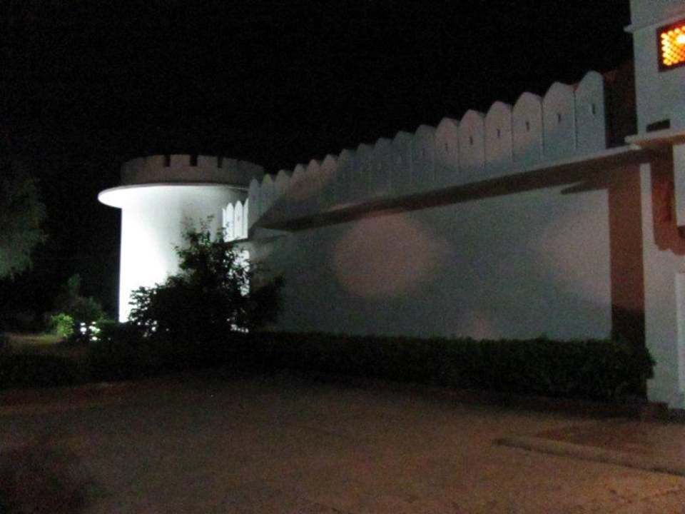 Eingang bei Nacht Hotel Udai Vilas Palace Mandawa