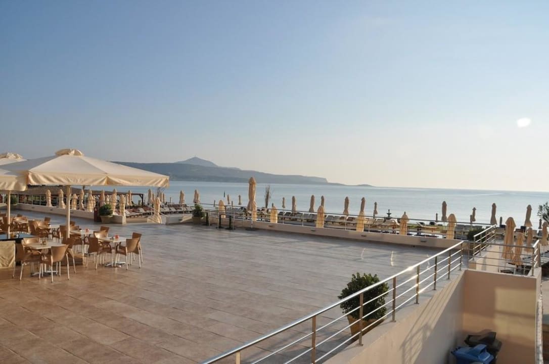 Blick auf die Terrasse  Kiani Beach Resort Family All Inclusive