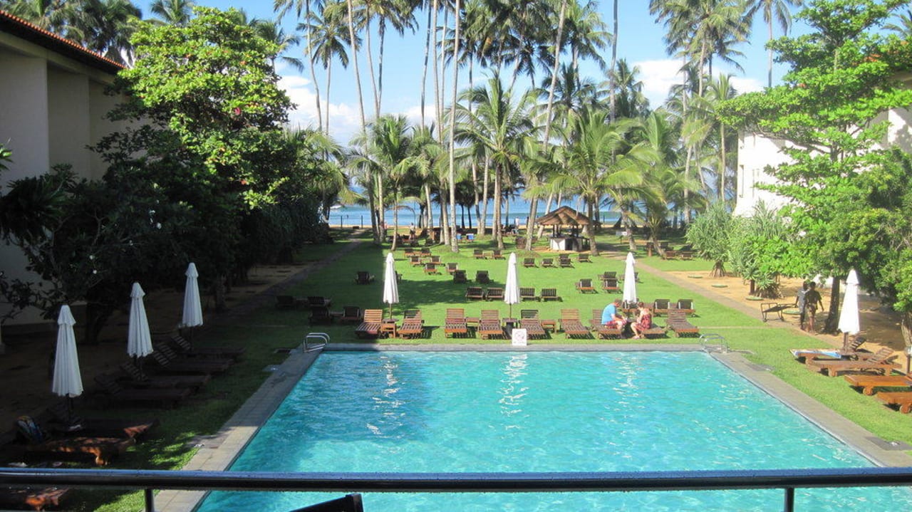 Poolblick vom Restaurant Mermaid Hotel & Club