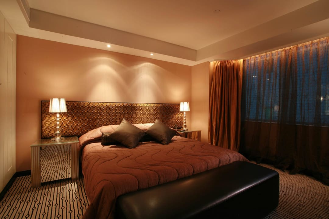 Themed Suite Chic - Bedroom The Luxe Manor