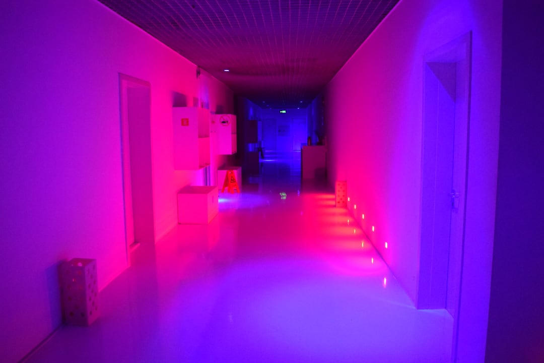 Gang im schön beleuchteten Spacenter Hotel SU & Aqualand