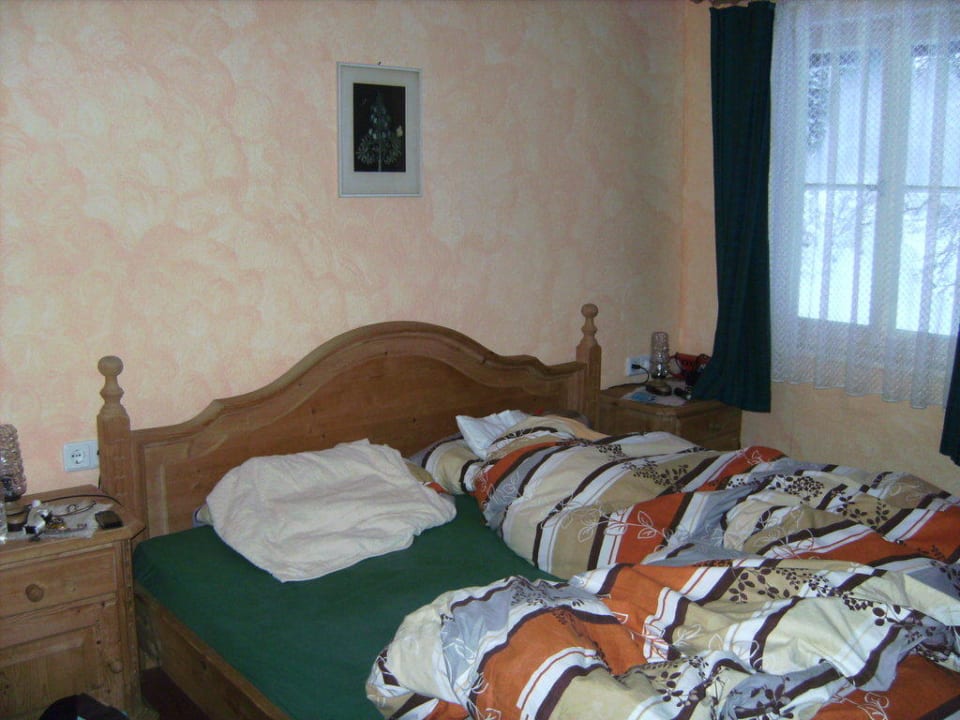 Schlafraum mit Bett Hotel Pfeiffermühle