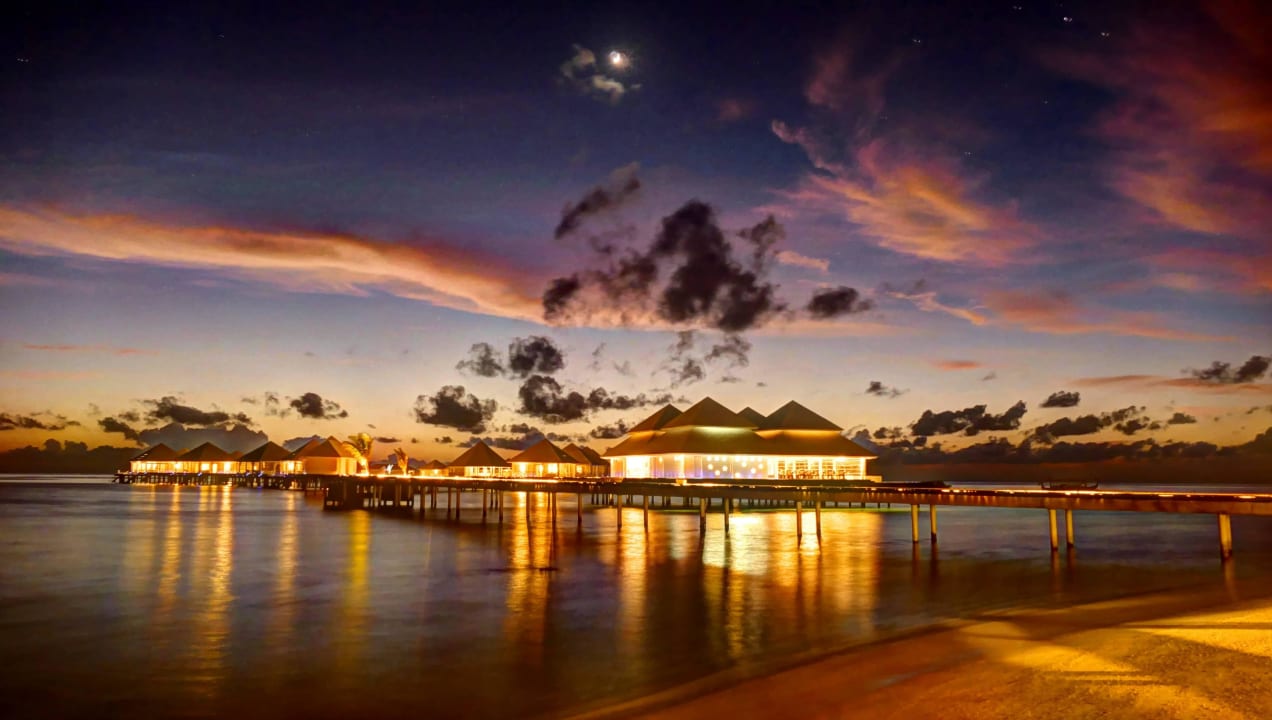 Blick über Wasservillen und Restaurent Diamonds Thudufushi
