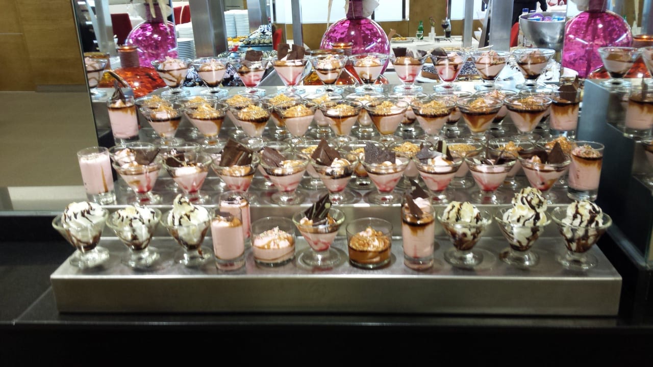 Ein viertel des Dessert Buffets Hipotels Cala Millor Park