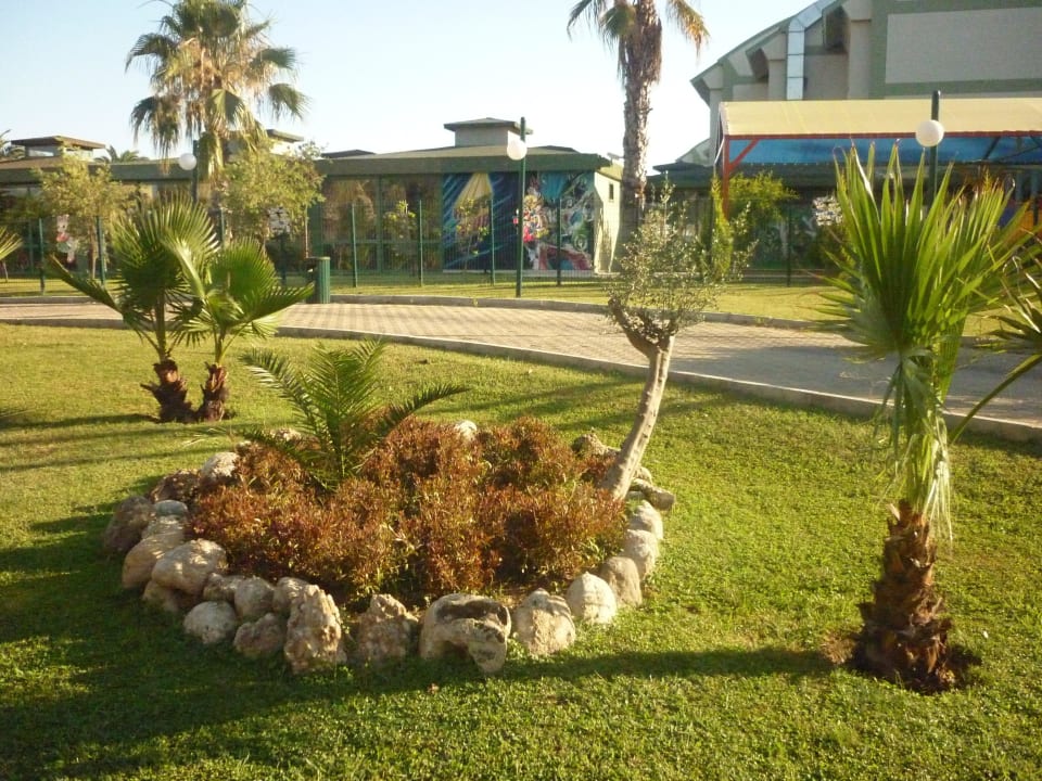 Weg vom Strand zu den Bungalows VONRESORT Golden Beach