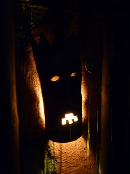 Beleutete Holzmaske vor dem Zimmer Tropical Islands Resort