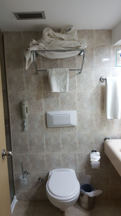 Benutzte Badetücher von abreisenden Nachbarn bekommen lecker Salamis Bay Conti Resort Hotel & Casino