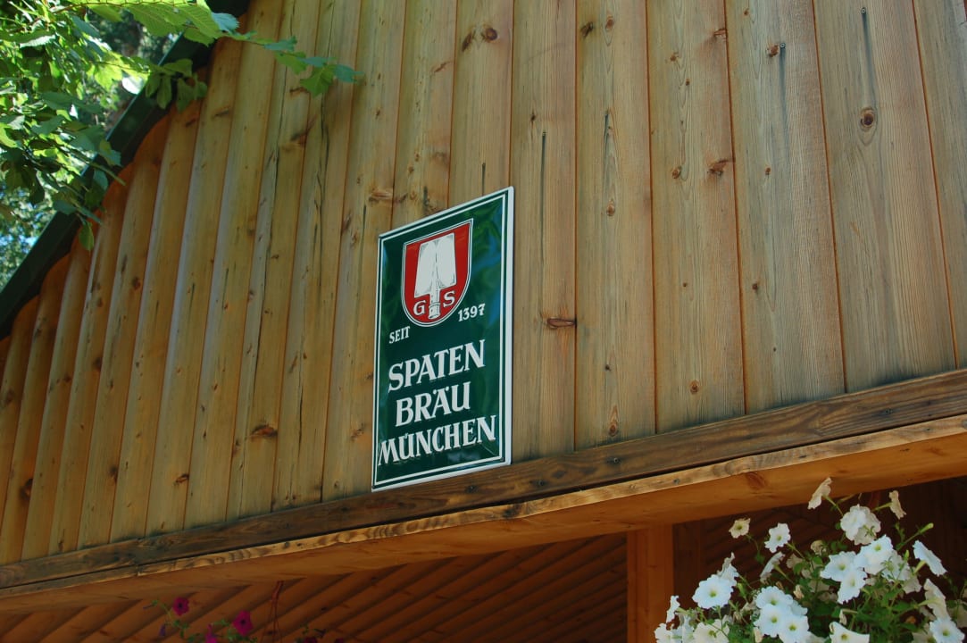 Im Garten gibt es sogar deutsches Bier! Art Hotel