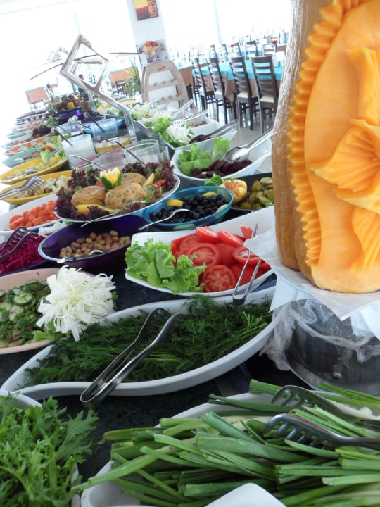 Salatvielfalt ansprechend präsentiert Sun Club Hotel