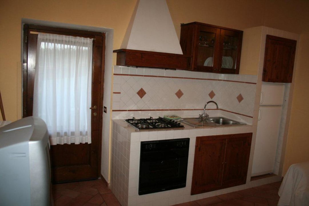 Wohnküche mit Tür zur Terrasse Hotel Il Borgo Di Mariano