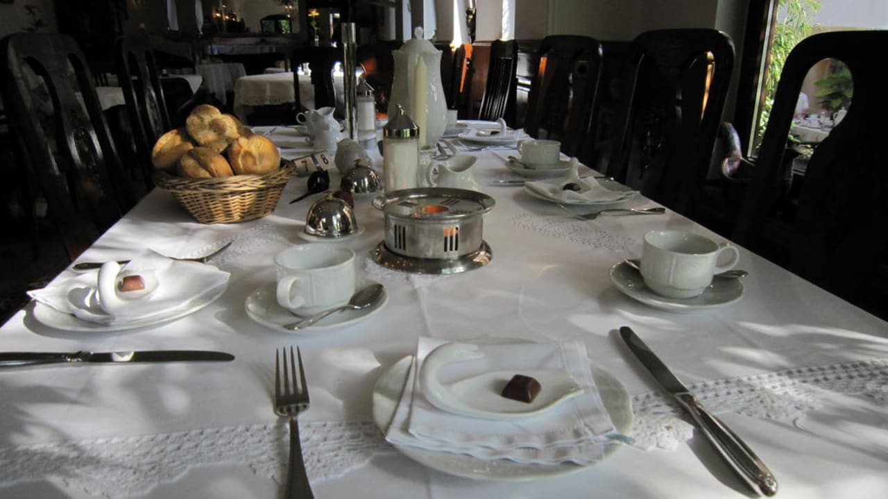 Feine gedeckte Frühstückstafel - Lob an das Hotel Hotel Birkenhof
