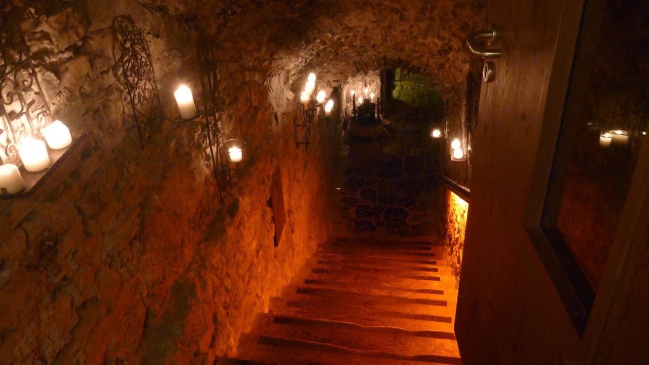 Eingang zum Weinkeller Hotel Klosterbräu & SPA