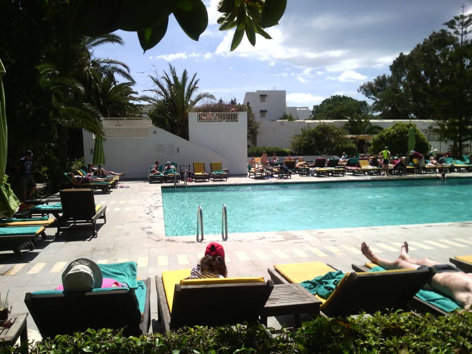 Sonniger und schattiger Pool The Orangers Beach Resort and Bungalows