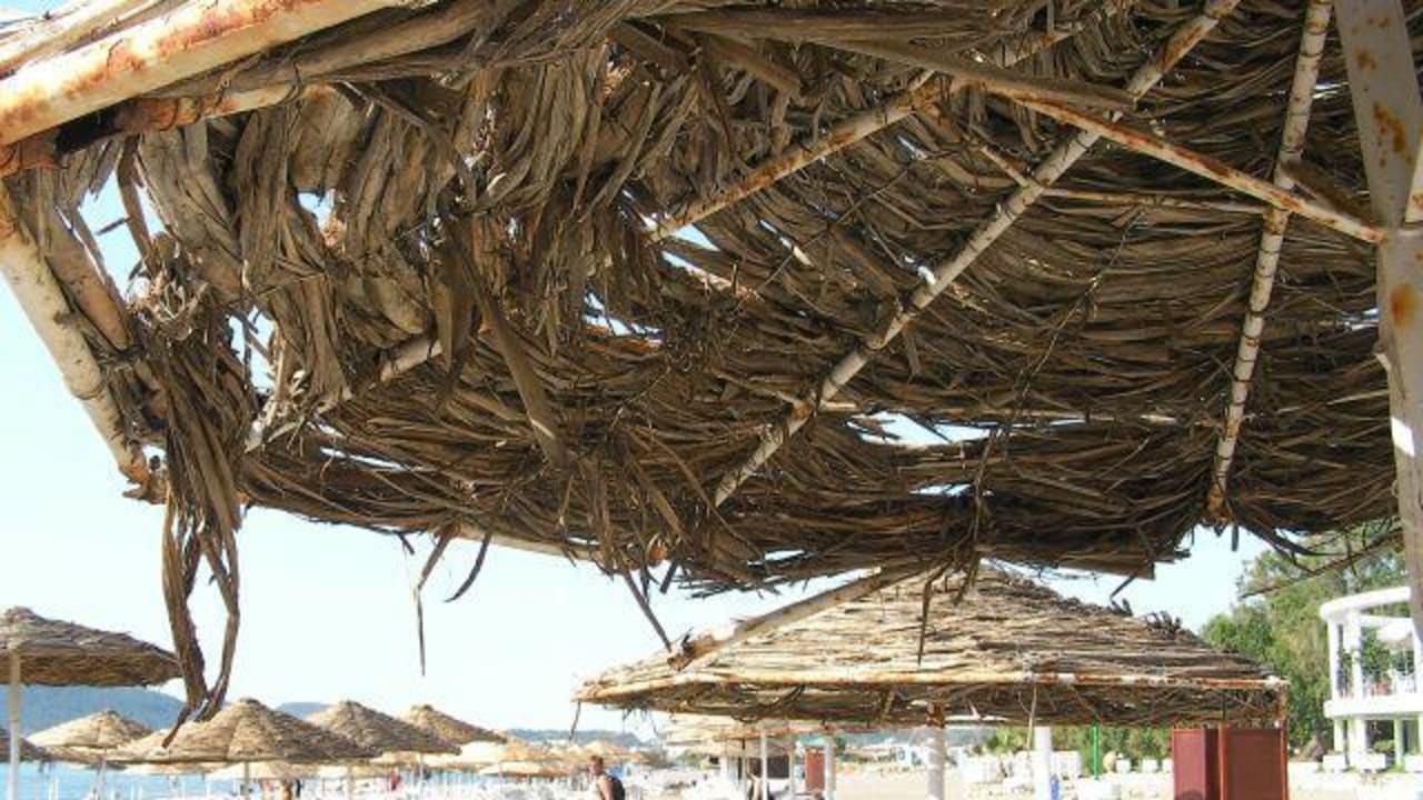 Löchrige und verrostete Strandschirme Hotel Calypso Beach