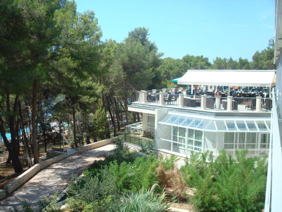 Sicht von Balkon zur Terrasse Family Hotel Vespera