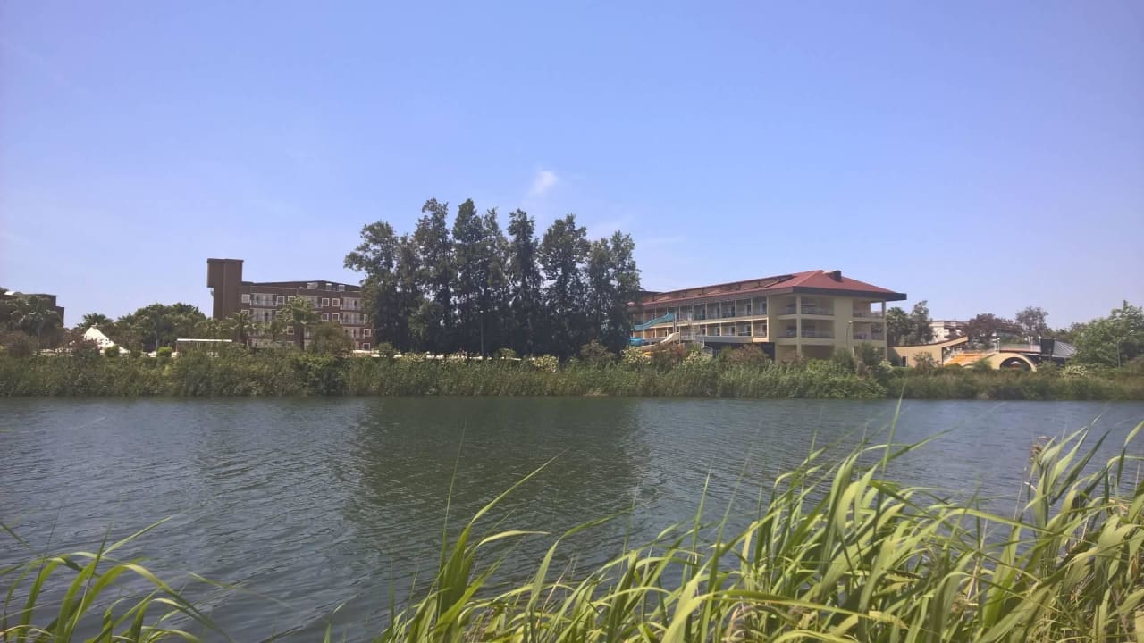 Blick von der anderen Seite des Sees Marvida Family Eco