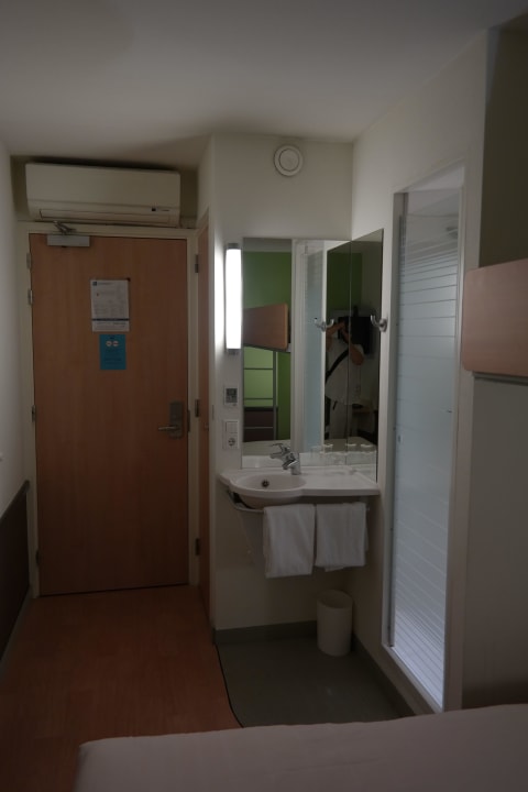 Ausgang & Zimmerdusche ibis budget Amsterdam Airport