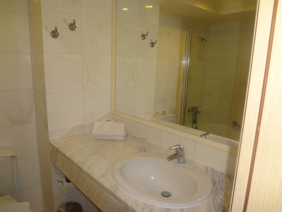 Bad wurde nie richtig gereinigt Kresten Palace Hotel