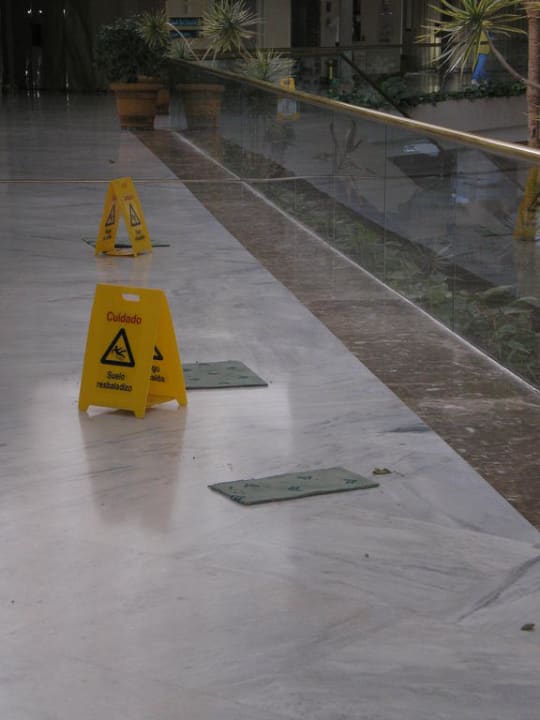 Warnschild nach Regen im Hotel Hotel Grand Teguise Playa