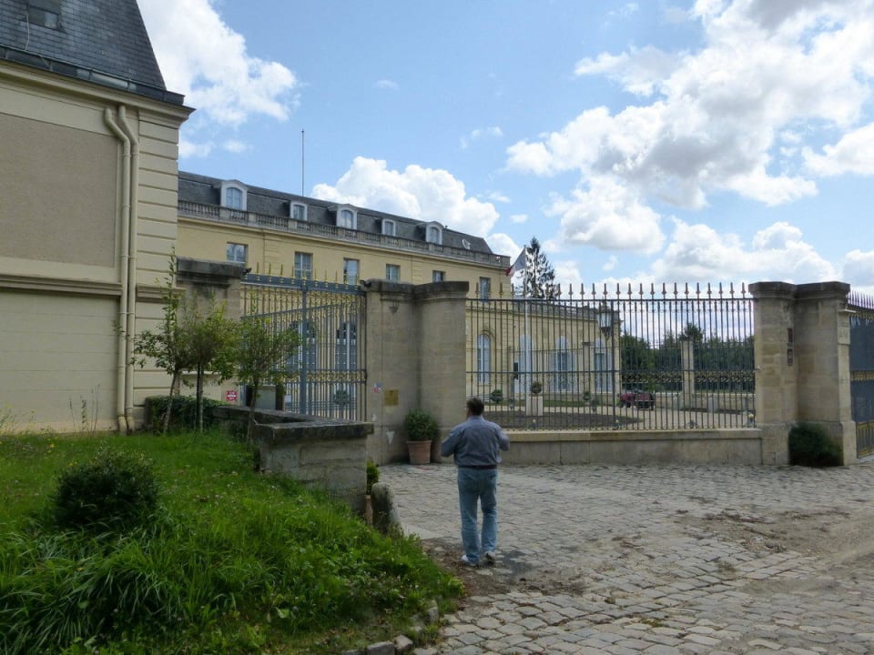 Noch zehn Meter bis zum Eingang Hotel Le Château Du Val