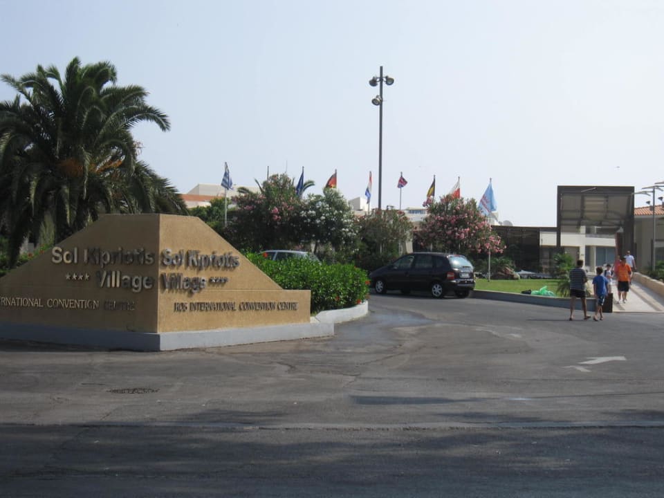 Zufahrt zum Hotel Kipriotis Village Resort