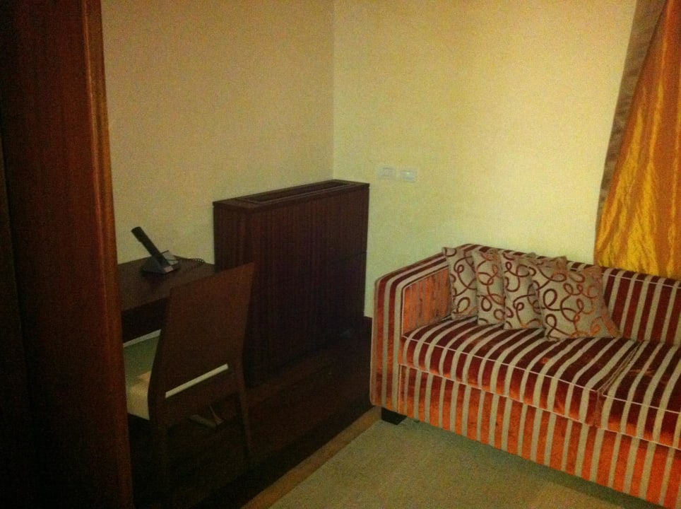 Nebenzimmer mit Sofa und Schreibtisch Apartments Platinhome Ricasoli