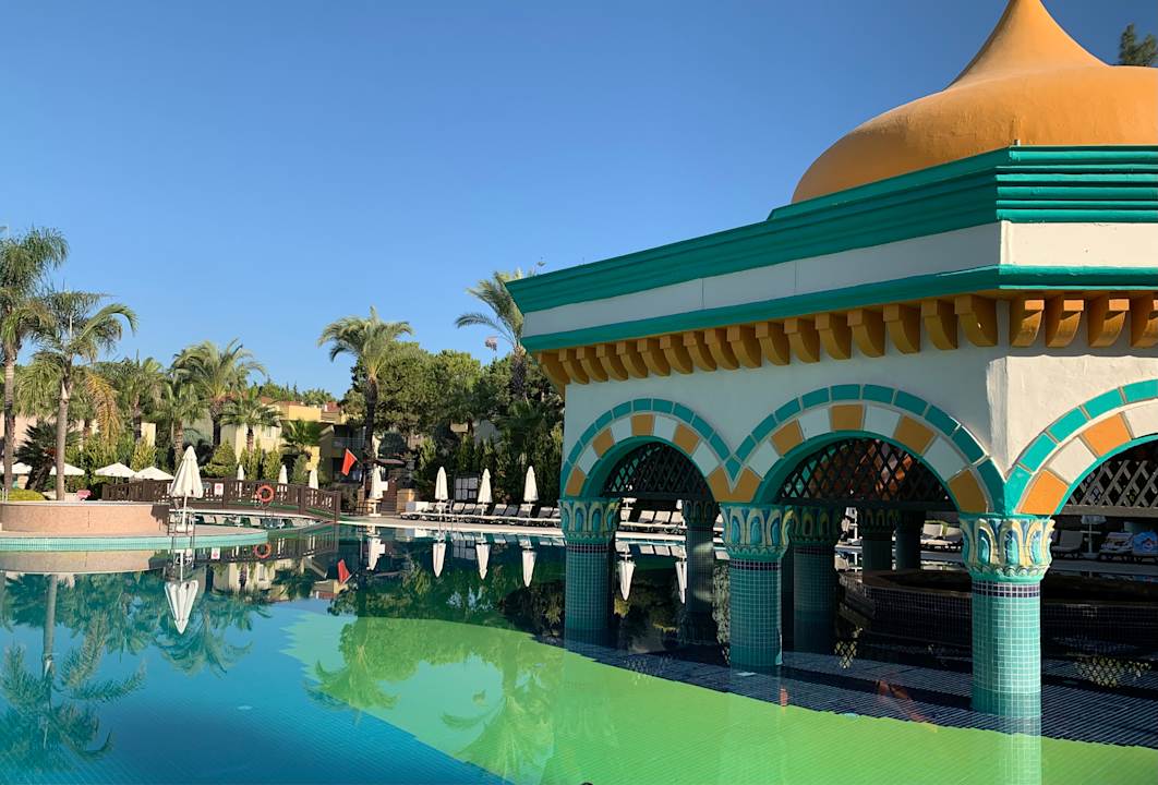 Pool Kamelya Aishen Club