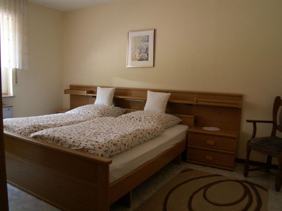 Schlafzimmer 1 Ferienwohnung Hau