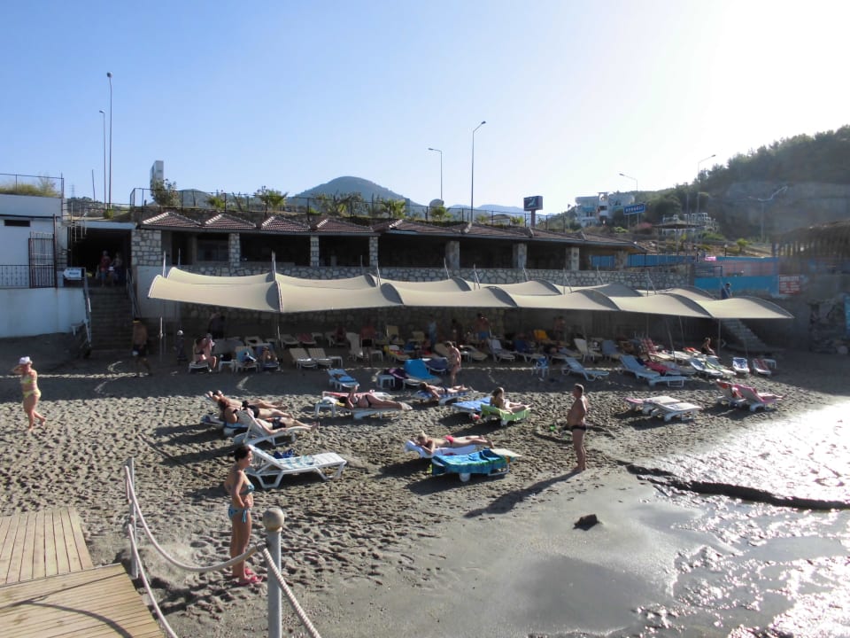 Liegefläche am Strand  Club Hotel Mirabell