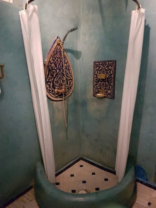 Bad, Blick auf Dusche Riad le Clos des Arts