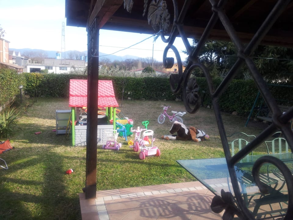 Giardino con Gazebo ed area giochi bimbi B&B Nonna Anita