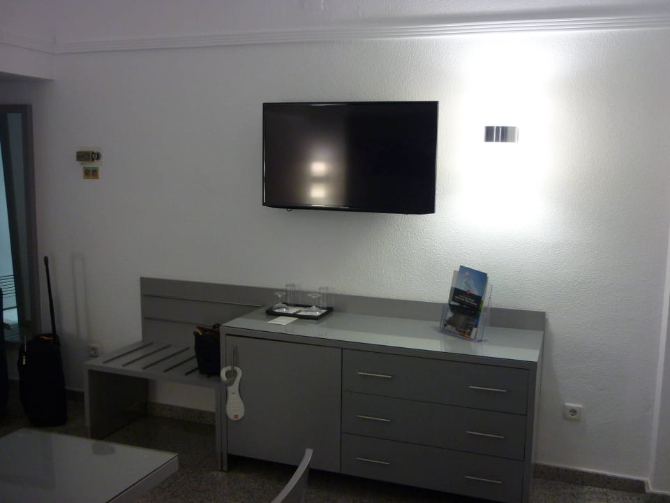 Sideboard und Flat TV Hotel Riu Nautilus - Adults only