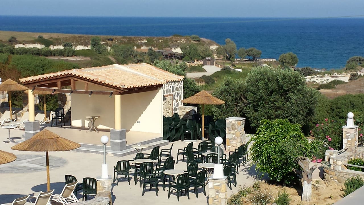 Blick auf tschechische Showbühne und Meer Hotel Kouros Palace