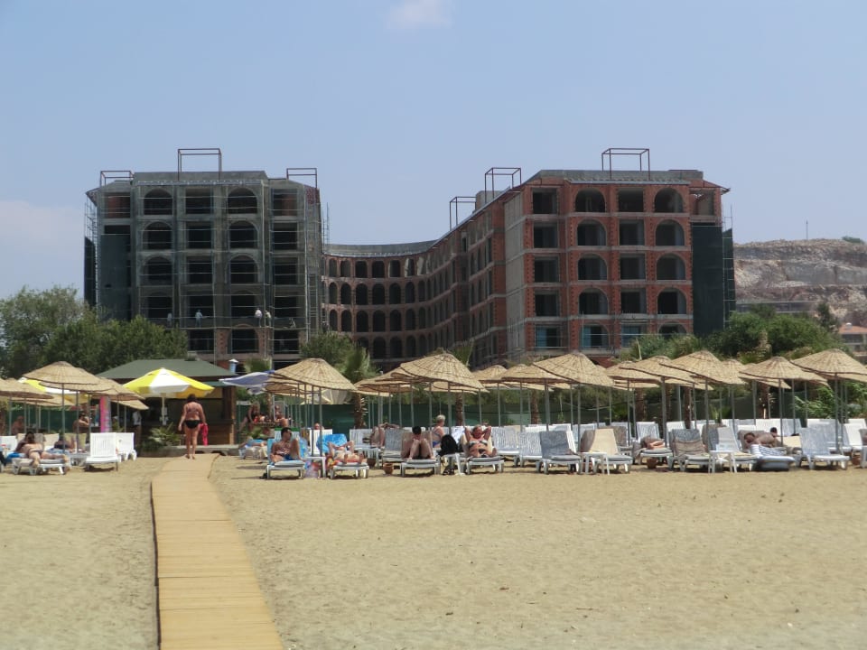 Blick vom Strand zum Rohbau zwischen Dizalya und M Dizalya Palm Garden